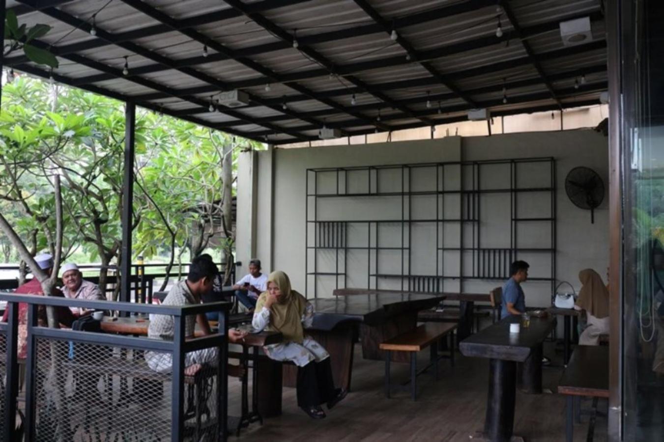 โรงแรมครูว์ เอ็กซ์เพรส Lubukpakam ภายนอก รูปภาพ
